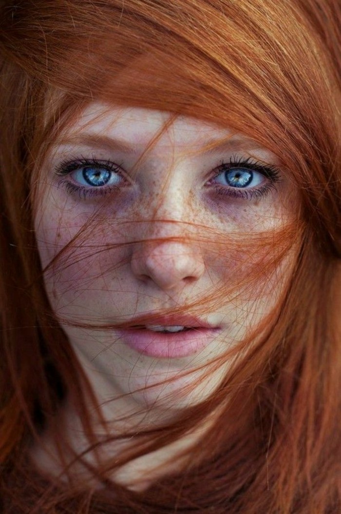 2-color-caoba-pelo-rojo-mujer-ojos-azules-lunares