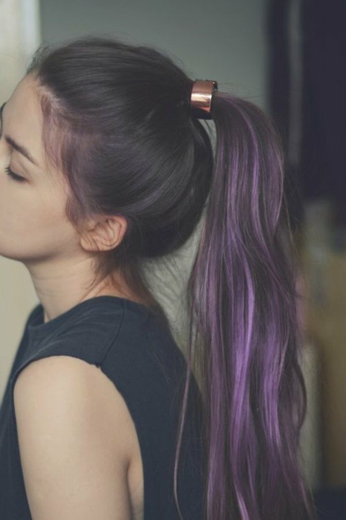 color-caoba-cabello-castaño-mechones-color-violeta