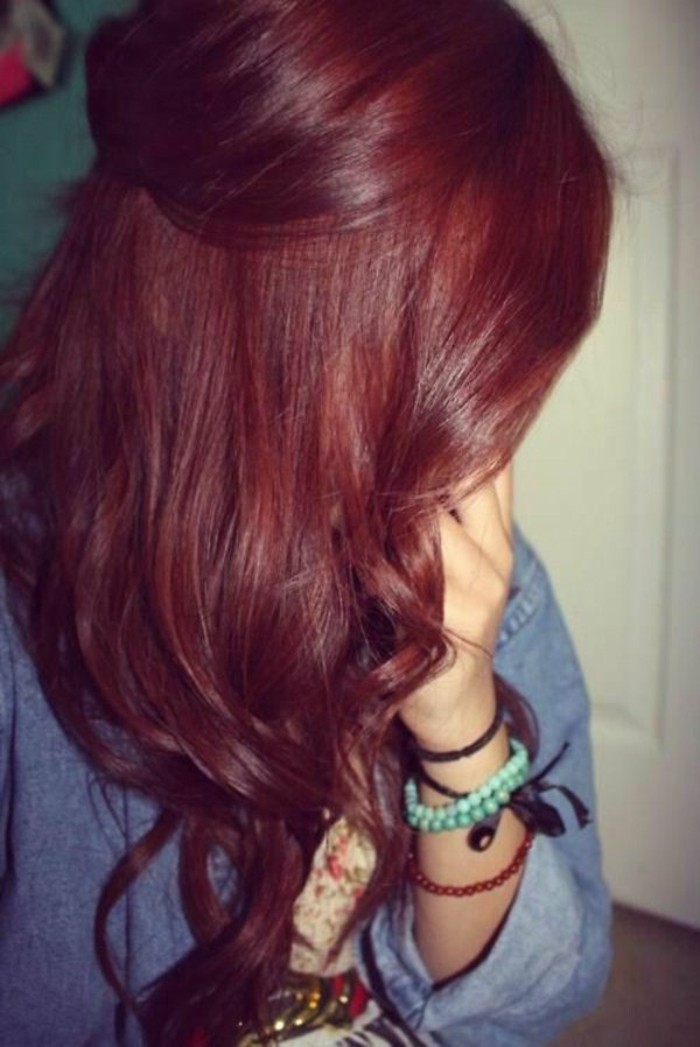 color-caoba-cabello-rojo-oscuro-puntos-rizados-femenino