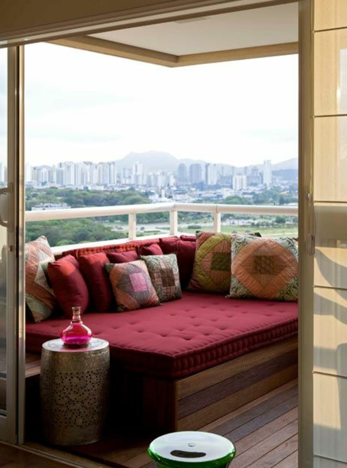 como-decorar-una-habitación-balcon-sofá-estilo-oriental