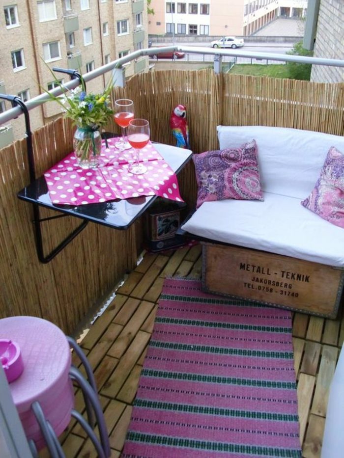 como-decorar-una-habitación-terraza-en violeta-mesa-de-pared-cojines-sofá