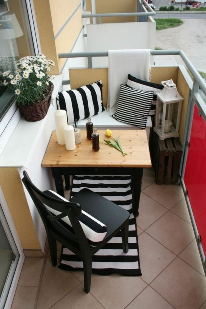 decoracion-habitacion-silla-y-mesa-de-madera-flores-terraza-pequeña