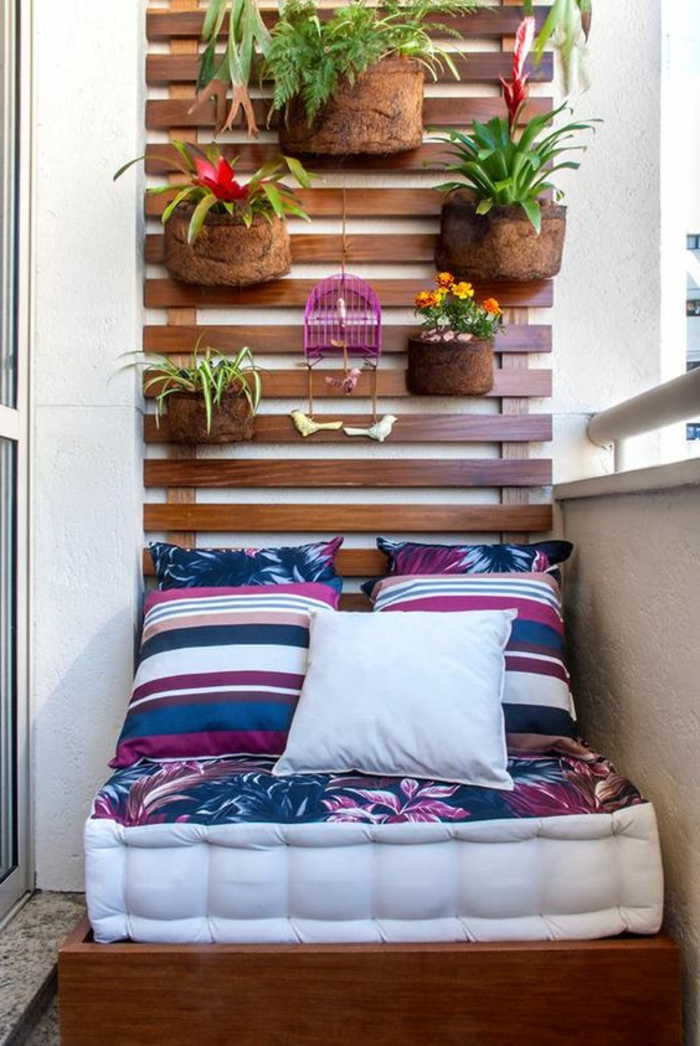 decoracion-interiores-balcon-pequeño-sofa-cojines-plantas-de-pared