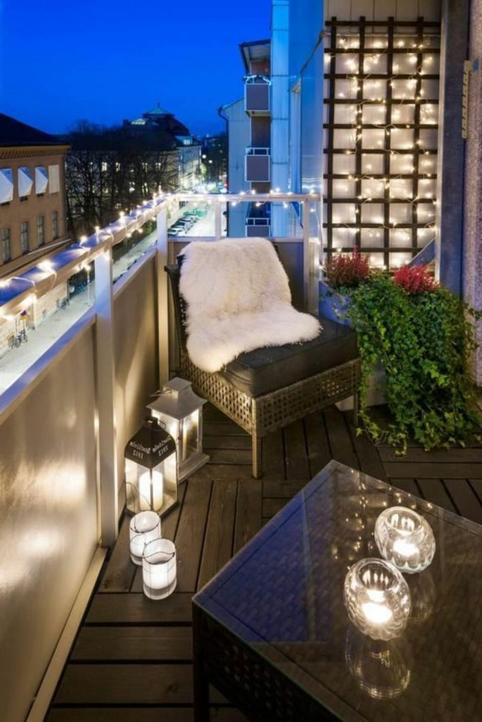 decoracion-interiores-terraza-silla-y-mesa-de-ratan-lamparas-de-pared