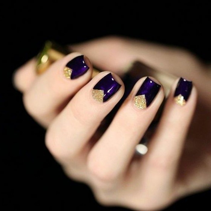 decoración-de-uñas-en-tono-violeta-con-detalles-en-oro