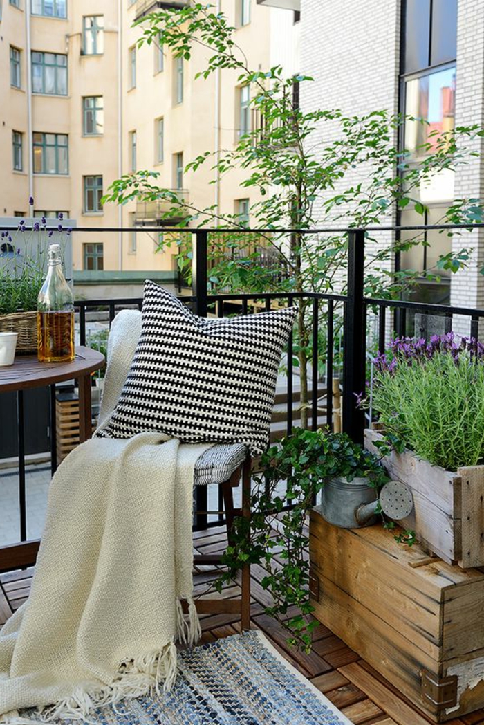 ideas-para-decorar-el-balcon-mesa-de-cafe-silla-de-madera-cojin-manta