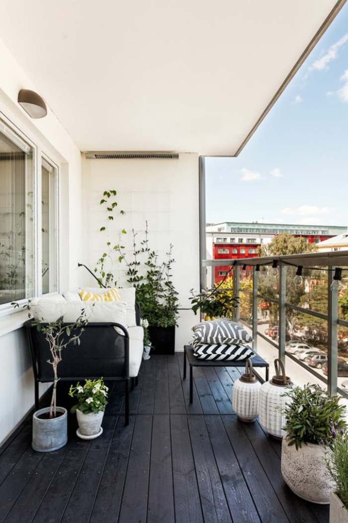 ideas-para-decorar-la-terraza-sofá-mesa-baja-cojines-plantas