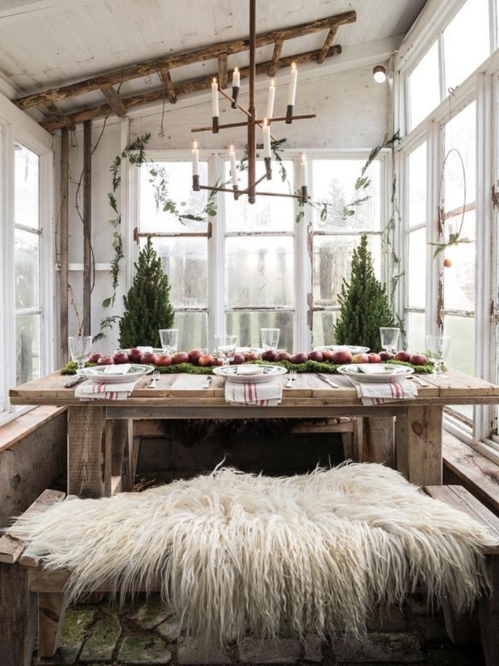 mesa-de-madera-candelero-con-velas-habitacion-de-madera-en-blanco-casas-nordicas