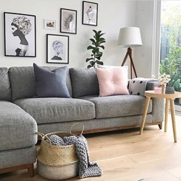 sofa-en-gris-pared-con-fotos-pequeña-mesa-de-madera-estilo-escandinavo