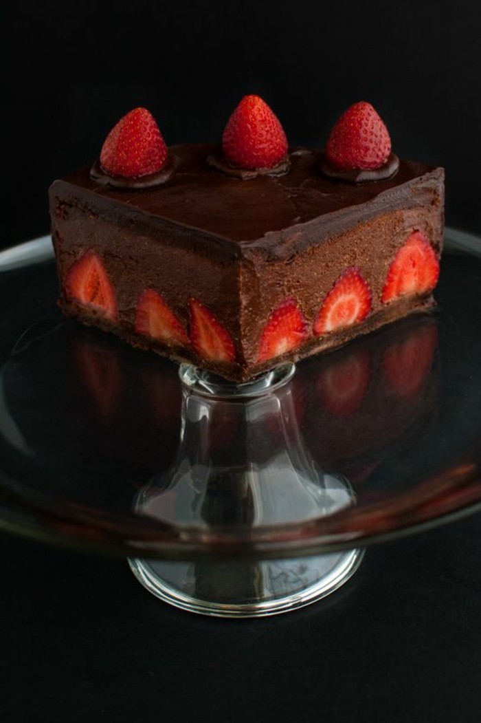tartas-faciles-con-chocolate-y-fresas-de-decoración