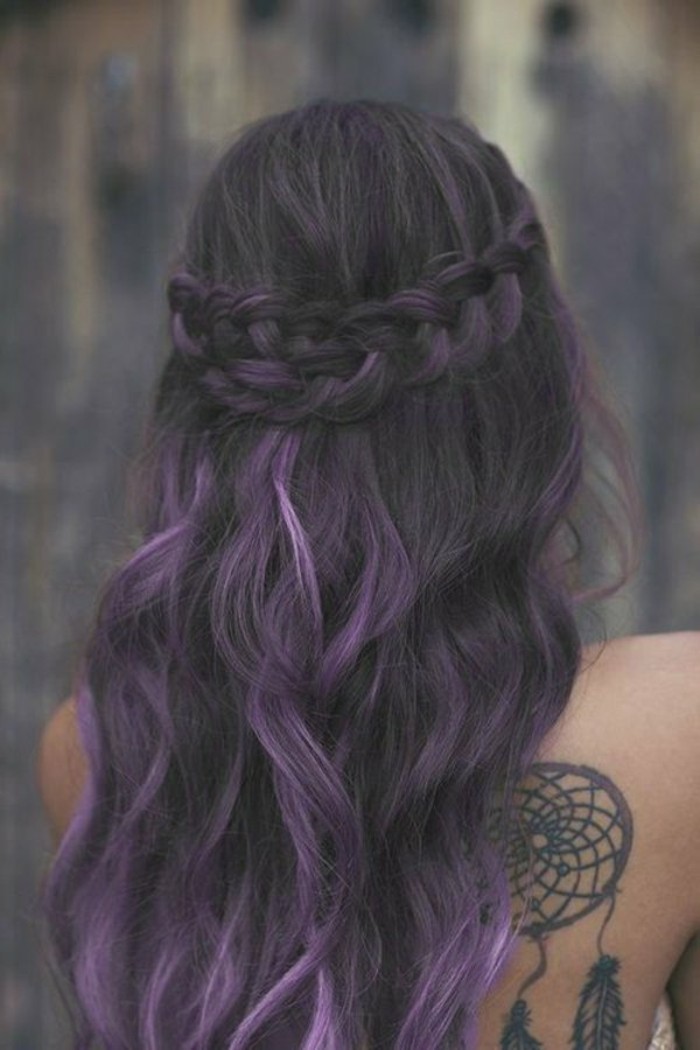 tintes-de-pelo-color-negro-mechones-violeta