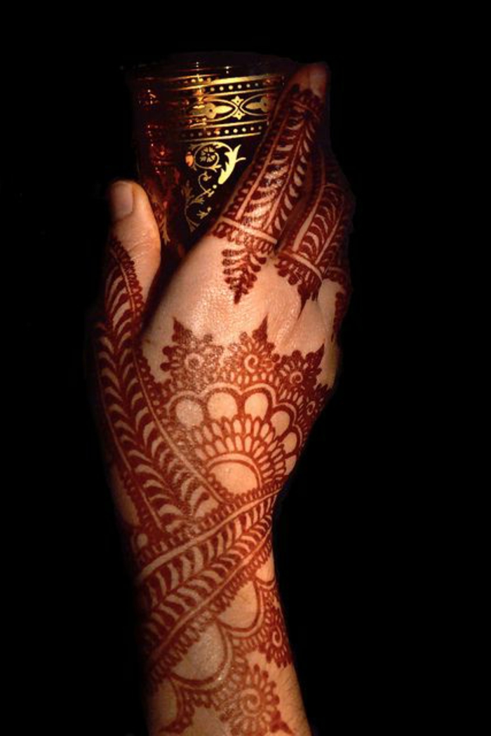 02-henna-tatuaje-para-mujeres-lindo-diseño-henna-marron