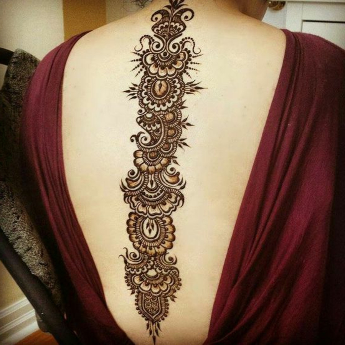 03-tatuaje-henna-de-mujer-sobre-la-espalda-diseño-con-flores