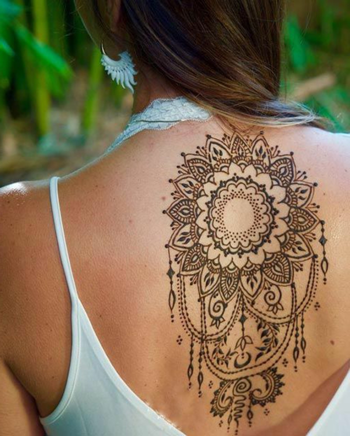 04-tatuaje-henna-en-la-espalda-para-mujer-linda-mandala-henna-marrón
