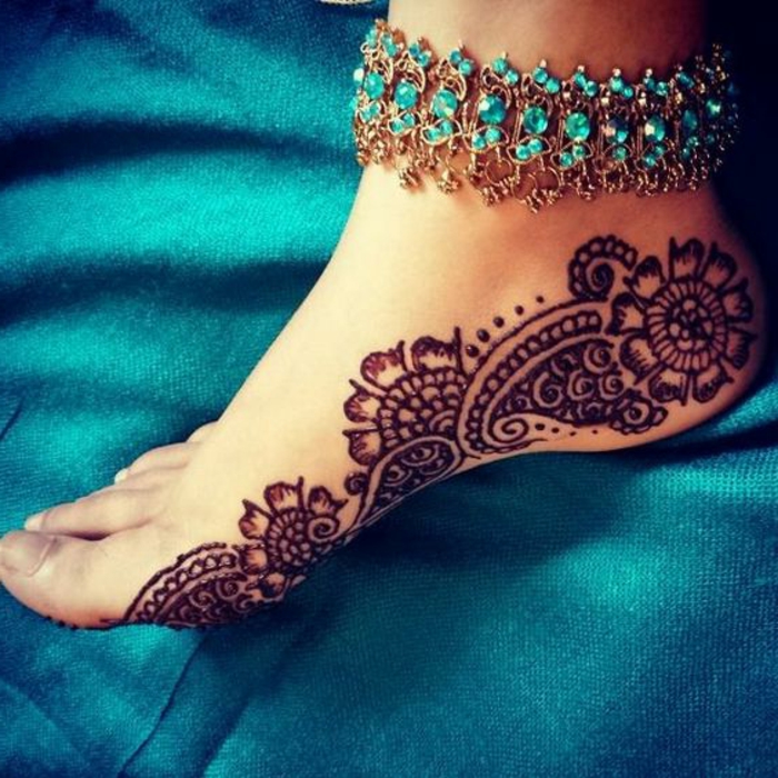 05-tatuajes-henna-dibujo-en-el-pie-para-mujer-diseño-con-flores