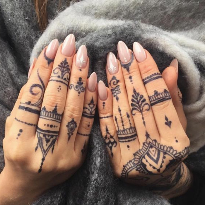 06-tatuaje-de-henna-negro-en-las-manos-dibujos-simples