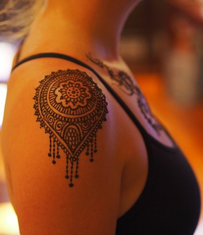 bellas-tatuajes-de-henna-en-el-hombro-para-mujer