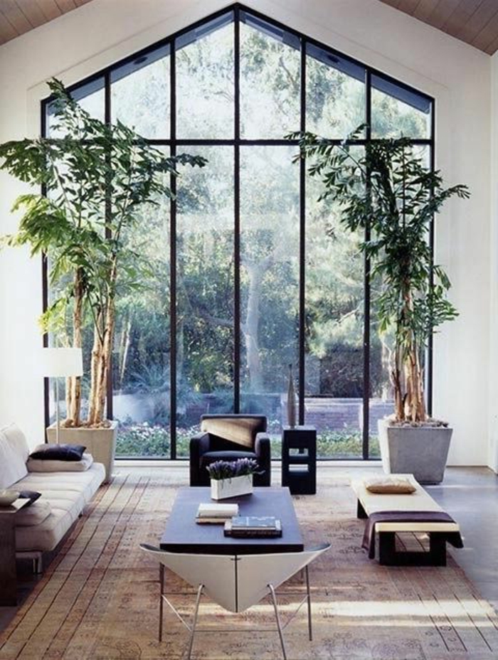 casa-minimalista-ventanas-grandes-arboles-de-decoración-techo-alto-espacioso-muebles-de-diseño