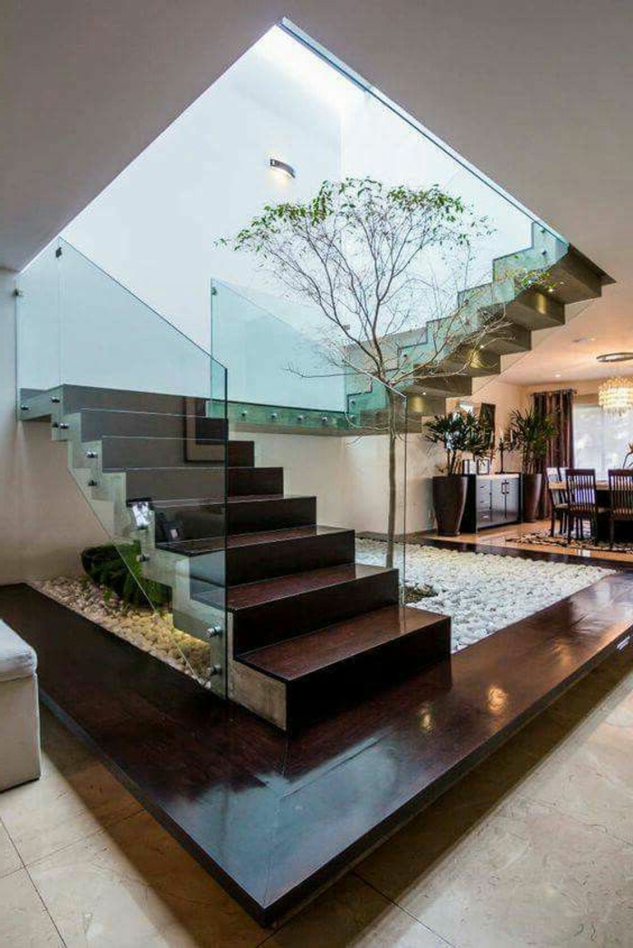 casas-minimalistas-diseño-interesante-arbol-en-la-casa-escalera-en-el-centro