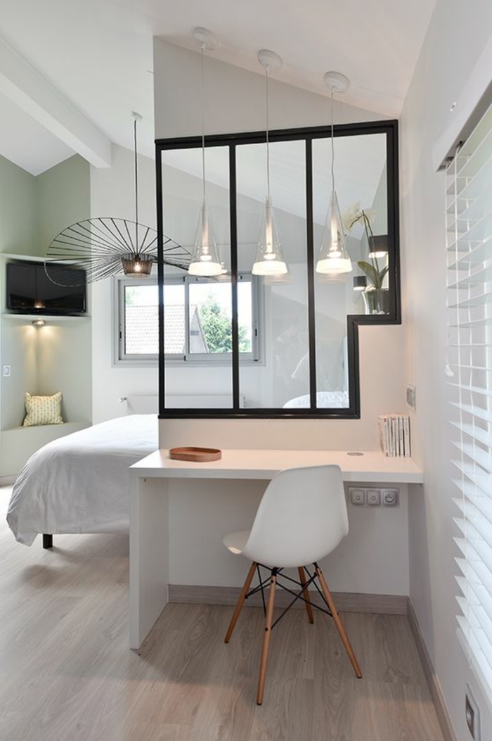 casas-minimalistas-en-blanco-dormitorio-techo-inclinado-espacio-pequeño