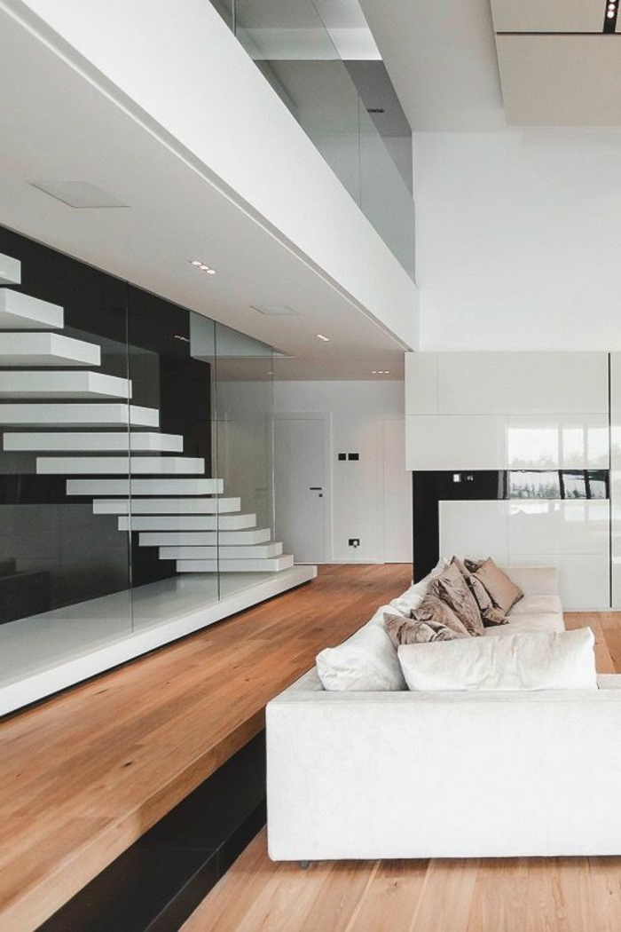 casas-minimalistas-grande-pared-de-vidrio-sofá-blanco-cocina-en-blanco