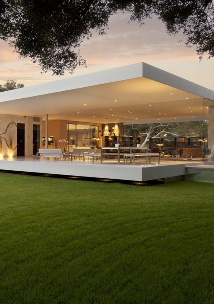 casas-minimalistas-moderna-paredes-de-vidrio-muebles-de-metal-color-blanco