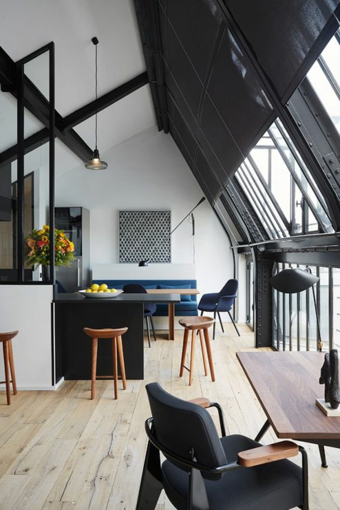 casas-minimalistas-tonos-fríos-negro-y-blanco-sofá-azul-techo-inclinado-ventanas-francesas
