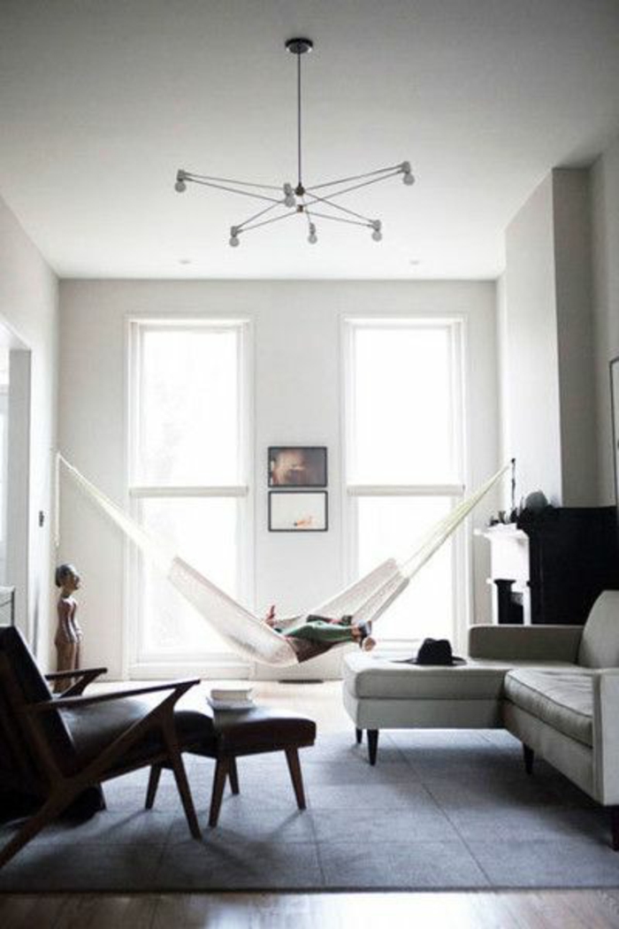 decoracion-minimalista-hamaca-sillon-de-madera-sofá-blanco-alfombra-gris