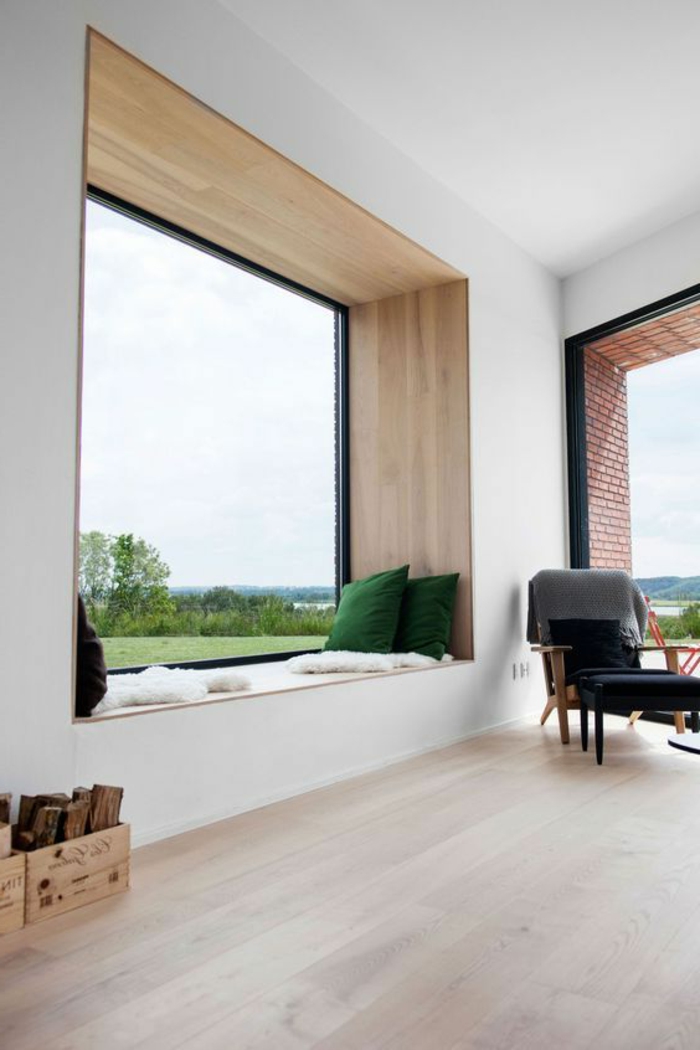 decoracion-minimalista-ventana-grande-habitaciones-cuadradas-sillon-de-madera