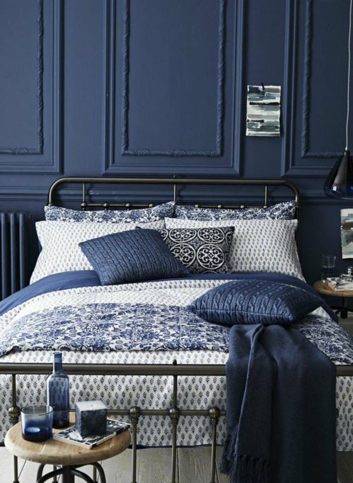 decoracion-de-dormitorio-en-azul-colchas-en-blanco-y-azul-pared-en-azul-oscuro