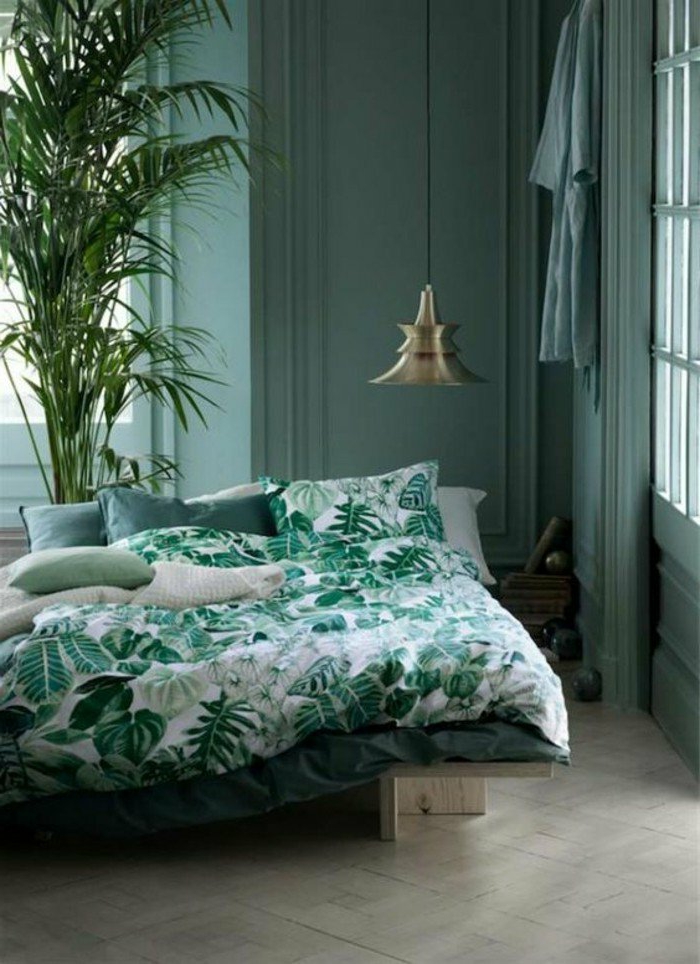 decoracion-de-dormitorios-mantas-de-estampas-de-plantas-habitación-en-tonos-verdes