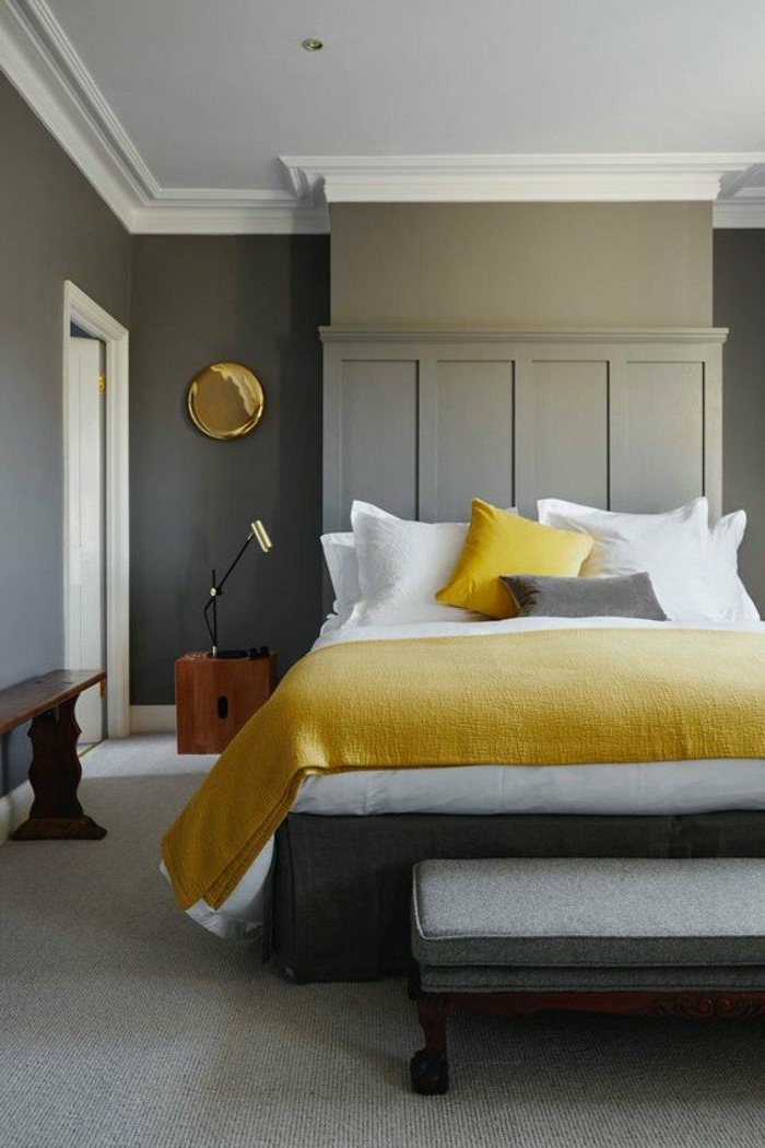 decoracion-de-dormitorios-pared-gris-manta-y-cojin-amarillos-mesita-de-noche-interesante