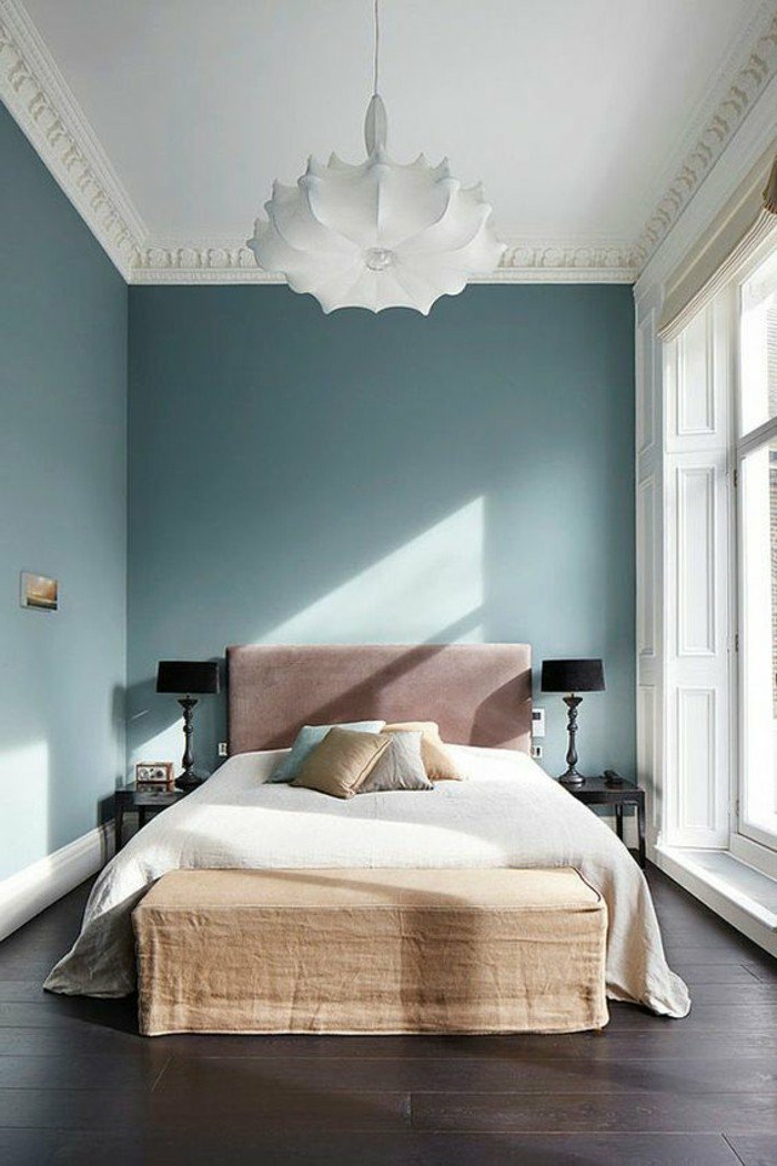 decoración-de-dormitorios-paredes-azules-cojines-cama-doble-lampara-de-diseño