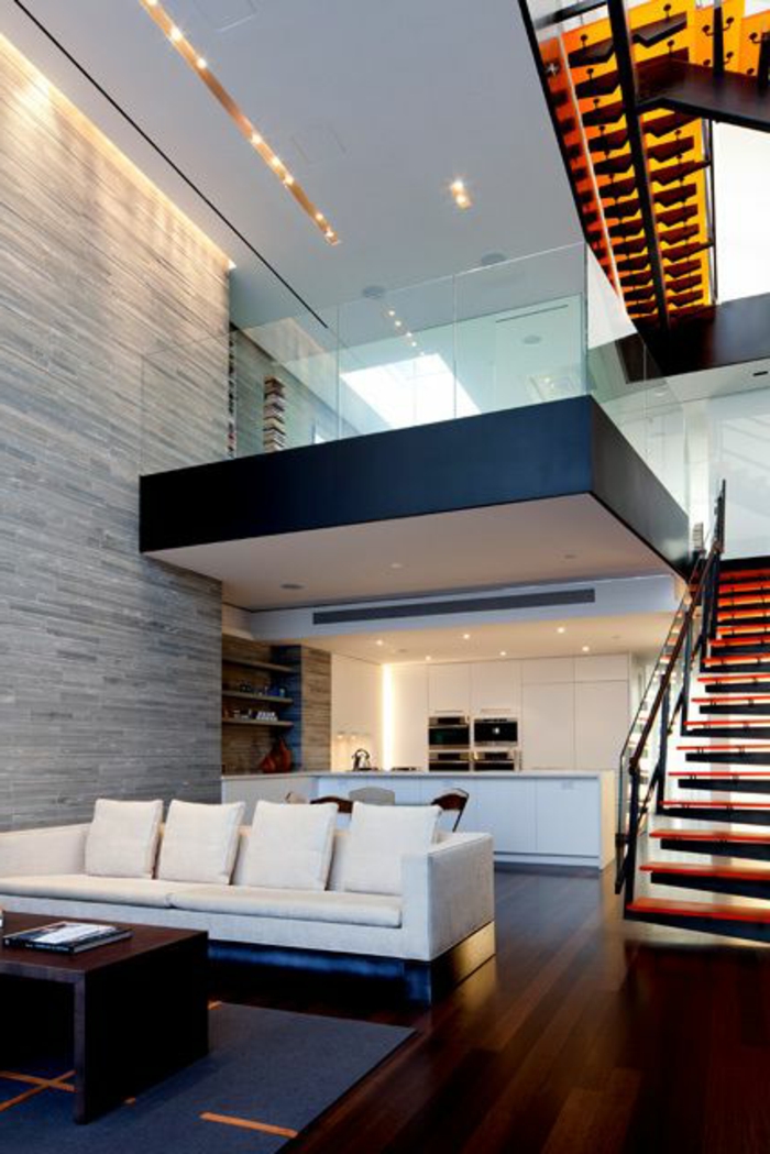 decoración-minimalista-suelo-de-madera-dos-pisos-escalera-sofa-blanca