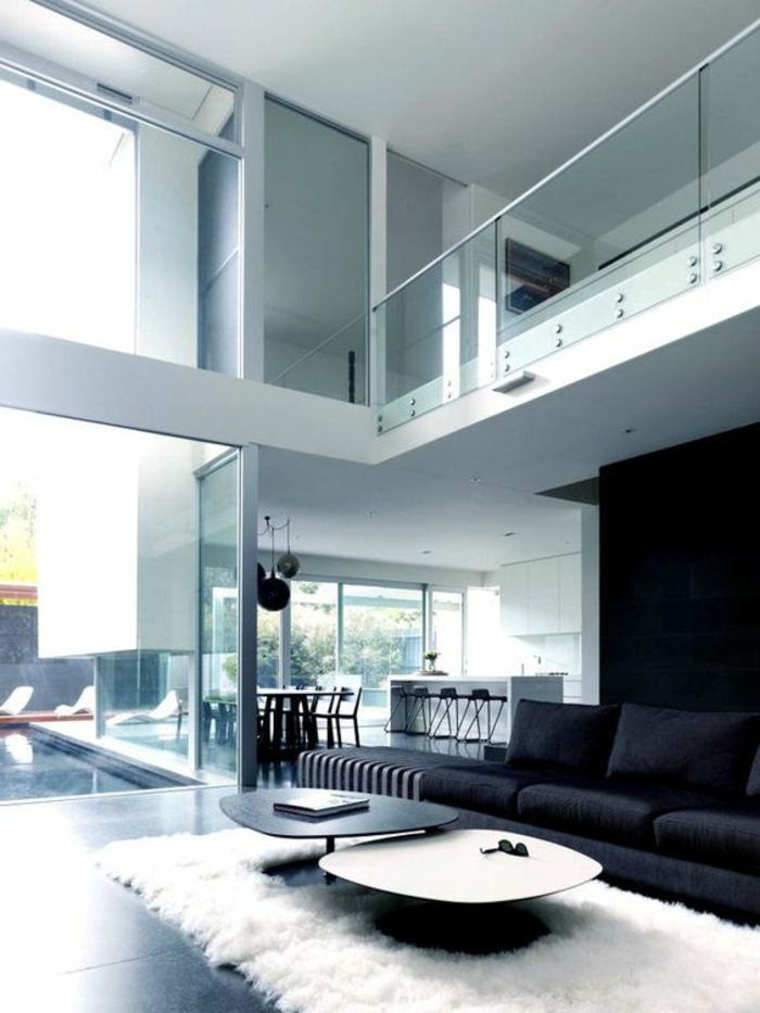 decoración-minimalista-tonos-claros-sofá-negro-dos-pisos-ventanas-francesas