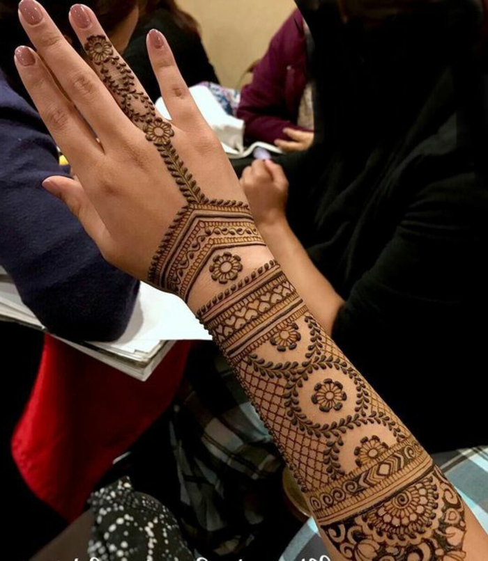 dibujo-de-henna-diseño-interesante-tatuaje-henna-marrón
