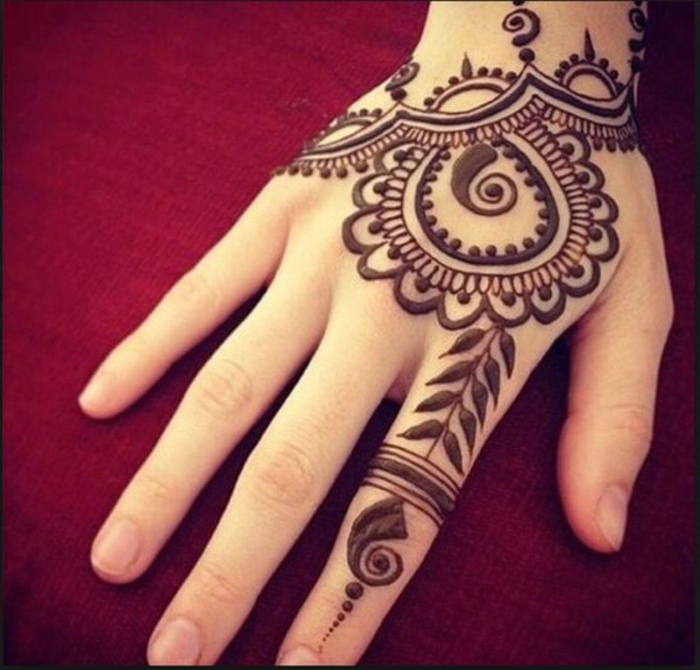 dibujo-de-mujer-tatuajes-de-henna-marrón-linda
