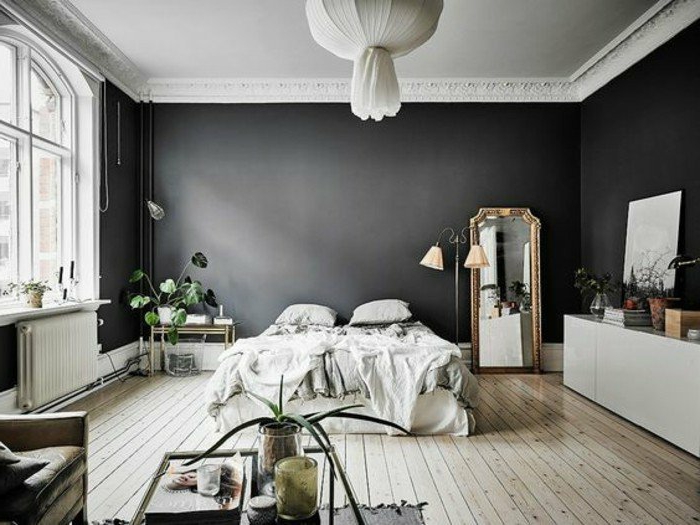 dormitorios-de-matrimonio-paredes-negros-suelo-de-madera-grande-espejo-plantas-de-decoración