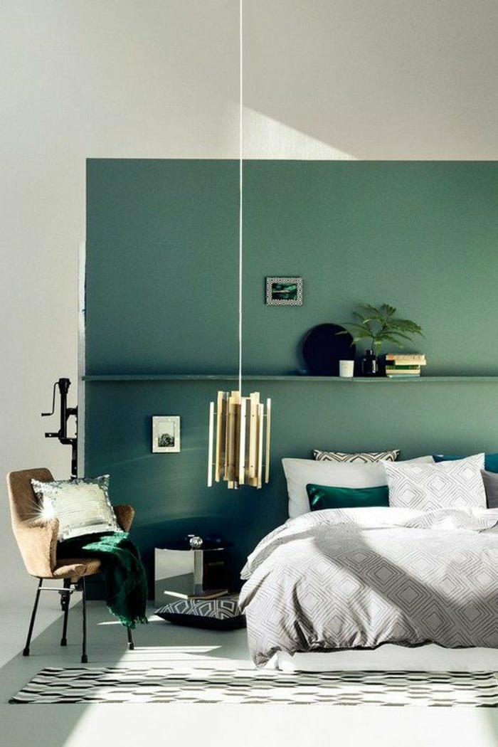 dormitorios-modernos-cama-en-gris-pared-en-verde-silla-marrón-cojines-de-decoracion