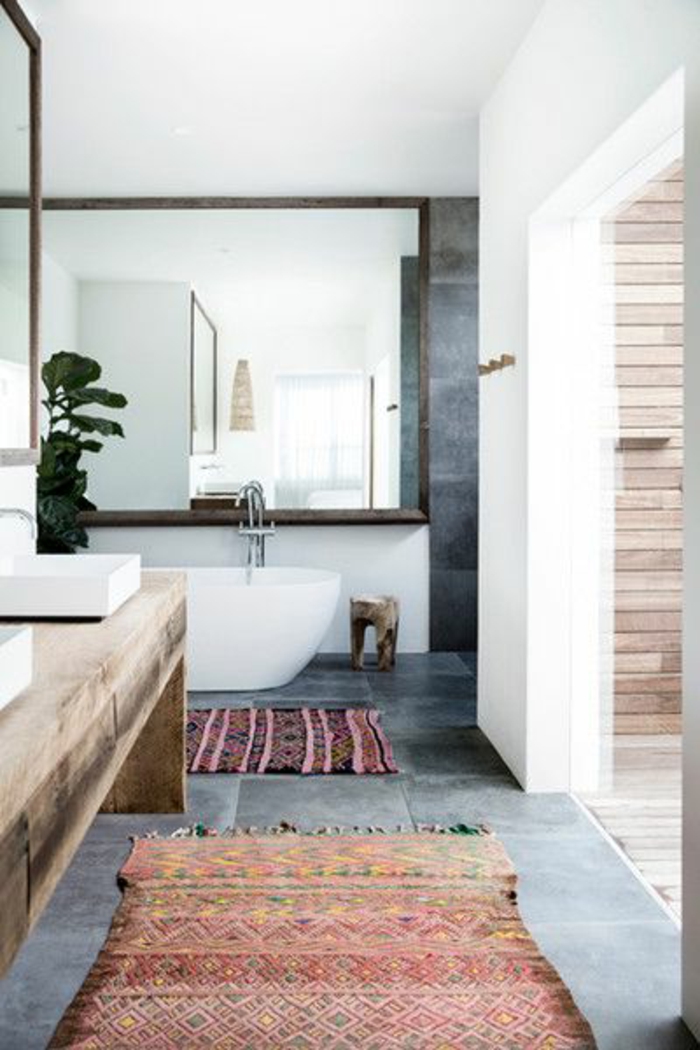 fachadas-modernas-baño-minimalista-espejo-grande-tonos-grises-y-blancos-suelo-de-azulejos