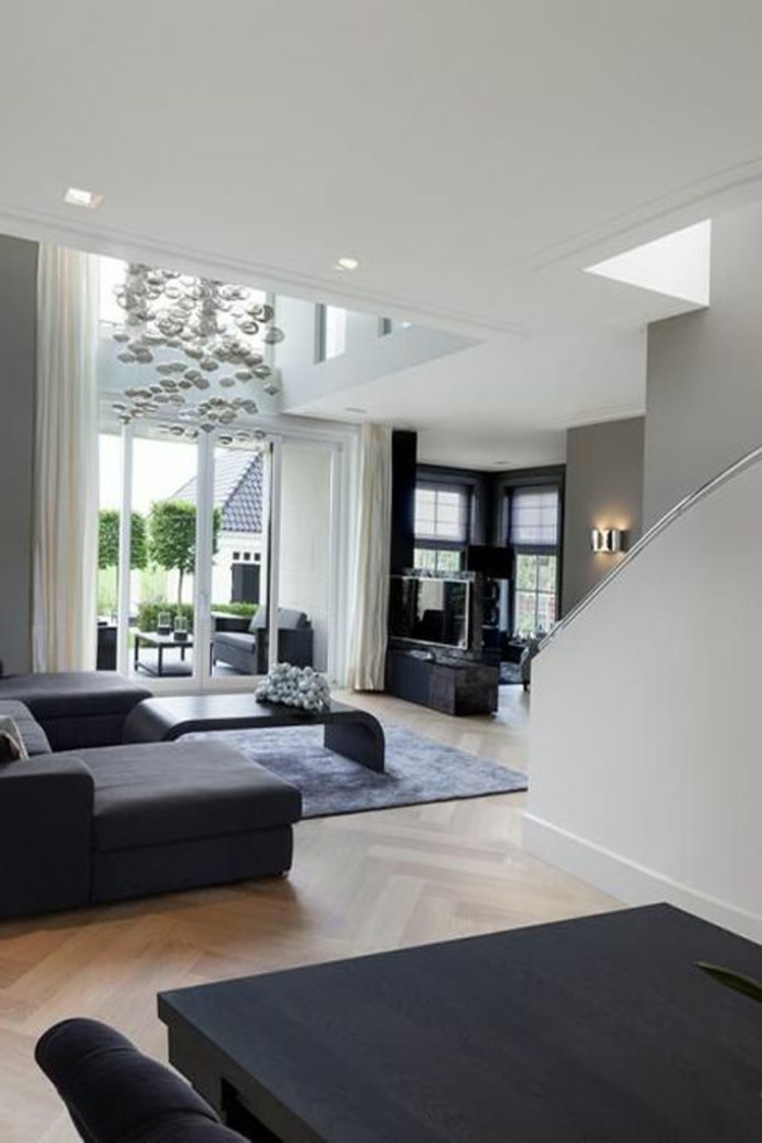 fachadas-modernas-sofá-negro-mesa-de-madera-tonos-oscuros-y-claros-ventanas-francesas