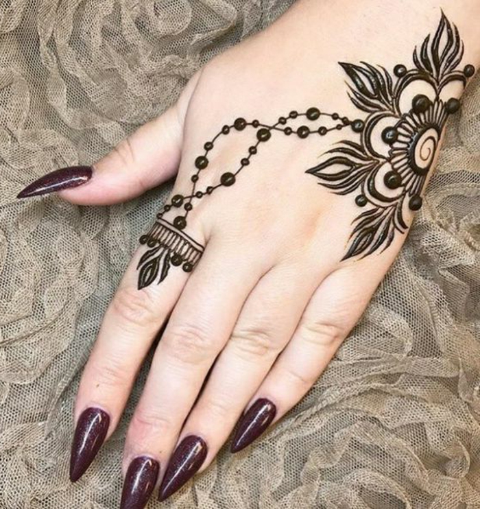 henna-tatuaje-diseño-simple-de-flor-sobre-la-mano-de-mujer