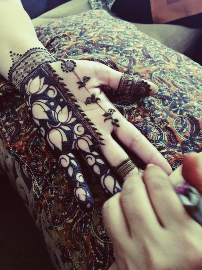 henna-tatuaje-en-la-palma-para-mujer-flor-de-loto-lindo