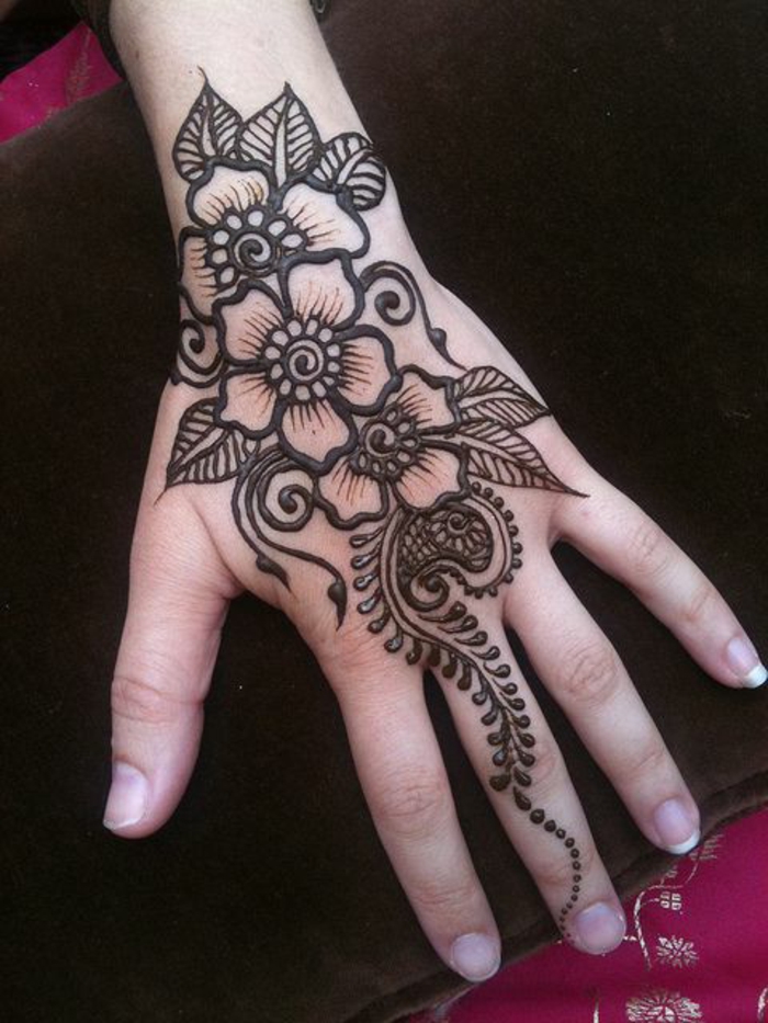 lindo-dibujo-tatuaje-henna-para-mujer-flores-henna-marrón