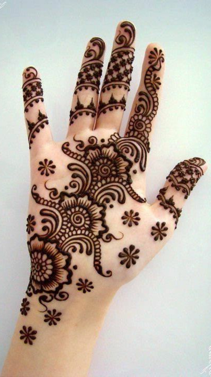 tatuaje-de-henna-diseño-de-grandes-y-pequeños-flores-mano-de-mujer
