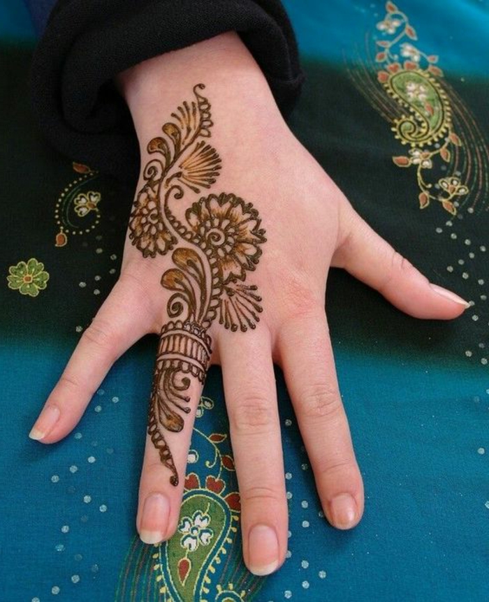tatuaje-de-henna-en-la-mano-peqñeno-dibujo-de-flores-para-mujer