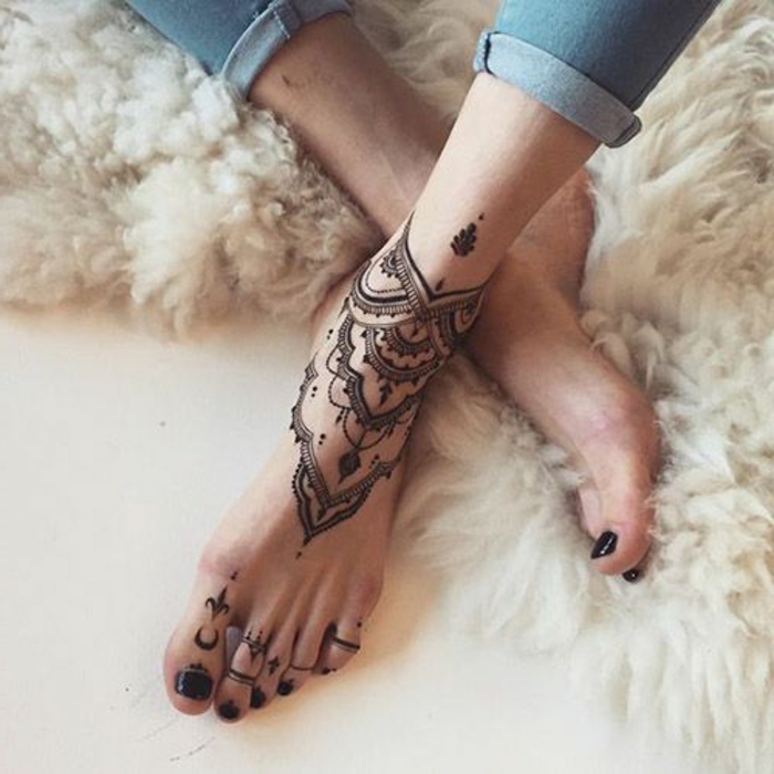 tatuaje-de-henna-para-mujer-en-el-pie-muy-bello