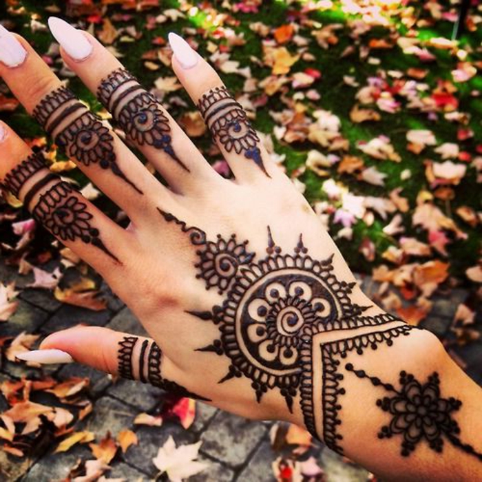 tatuajes-de-henna-para-mujer-en-las-manos-linda-mandala-flores