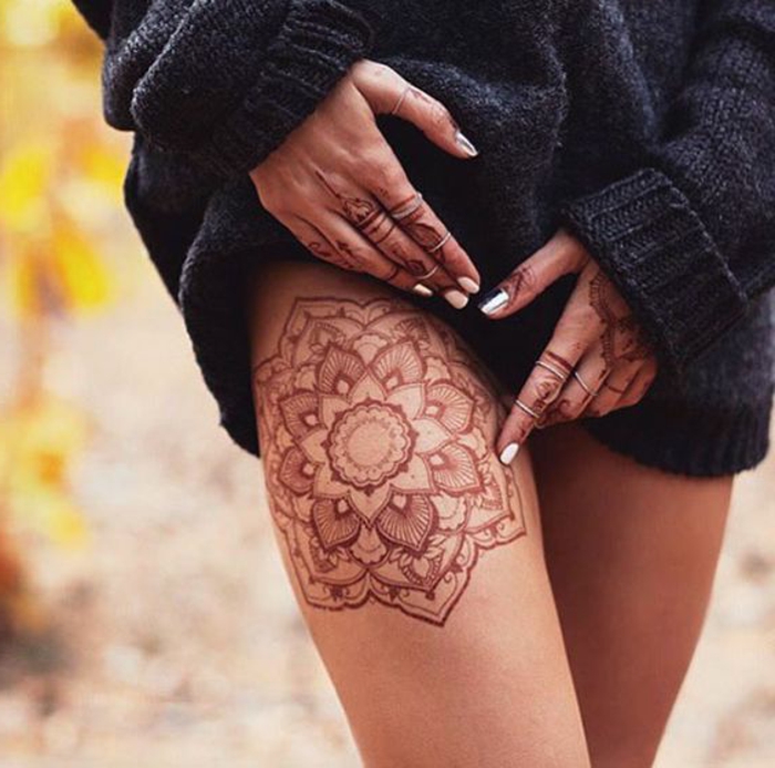 tatuajes-henna-de-mujer-en-el-muslo-dibujo-de-mandala-grande