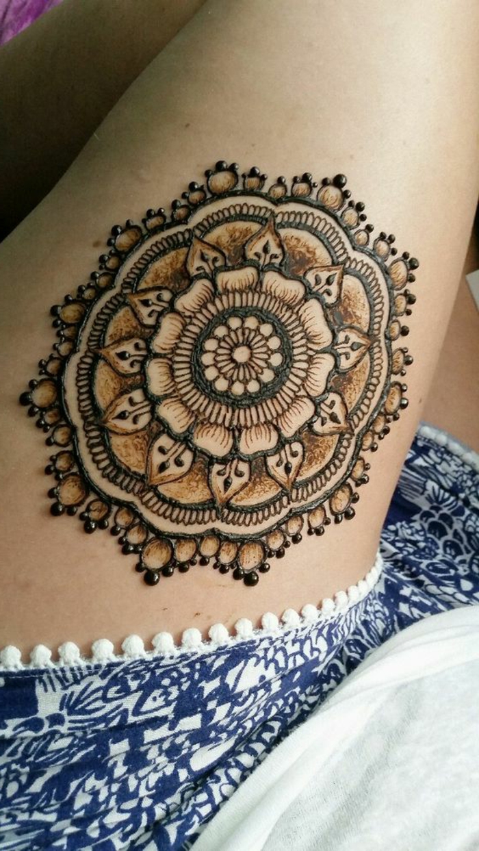 tatuajes-henna-en-el-muslo-mandala-para-mujer-henna-marrón